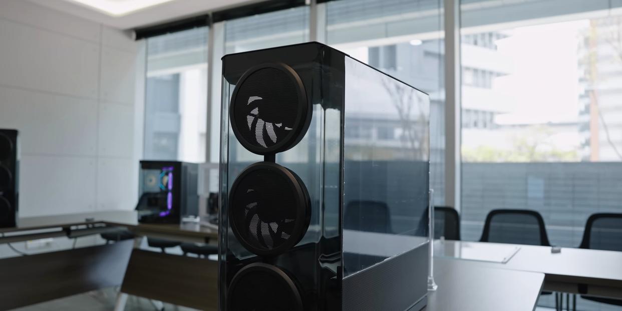 联力推出创新散热解决方案：全新Lancool 4机箱原型展示多面玻璃的卓越散热性能